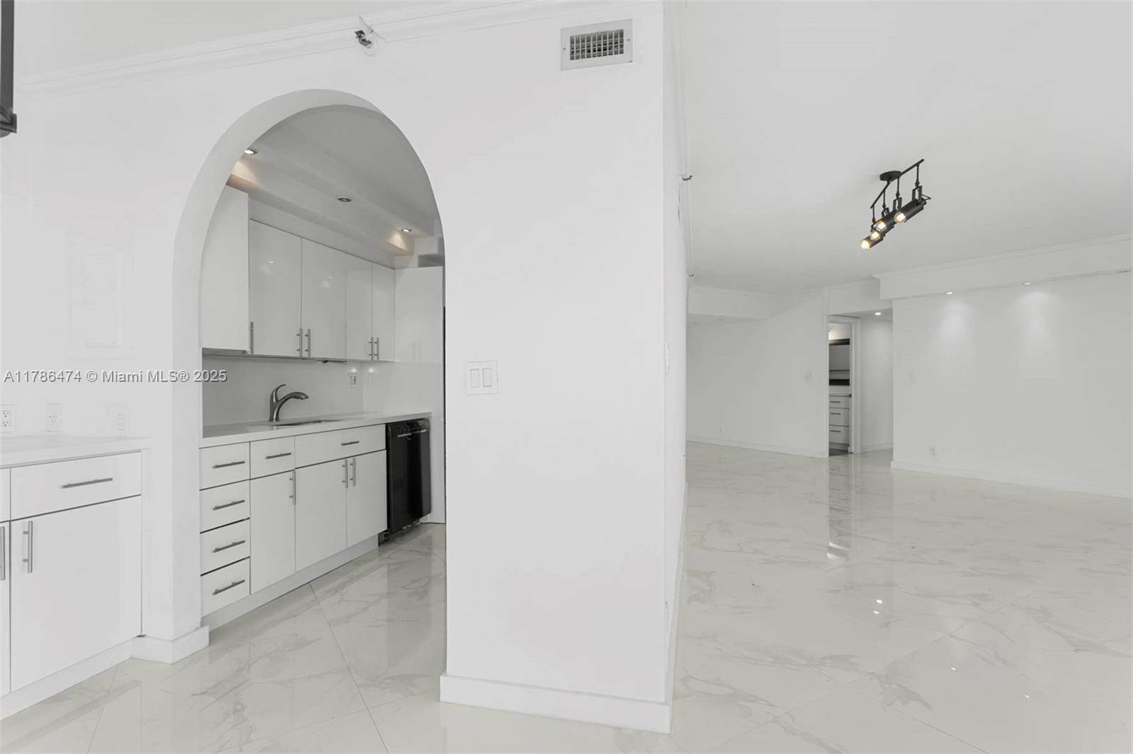 Aventura, FL 33180,19707 Turnberry Way #8B