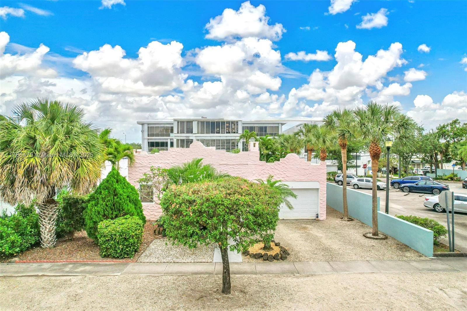 North Miami, FL 33161,736 NE 126th St