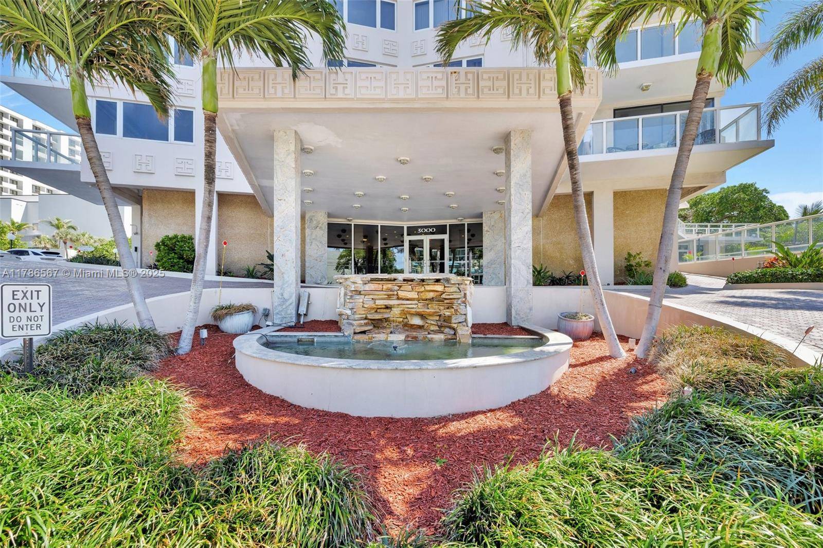 Fort Lauderdale, FL 33316,3000 Holiday Dr #306