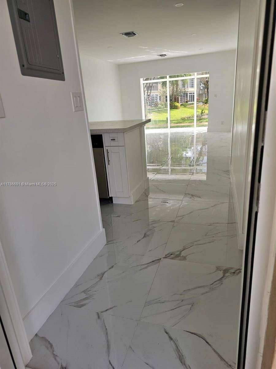 Lauderdale Lakes, FL 33319,3430 NW 52nd Ave #104