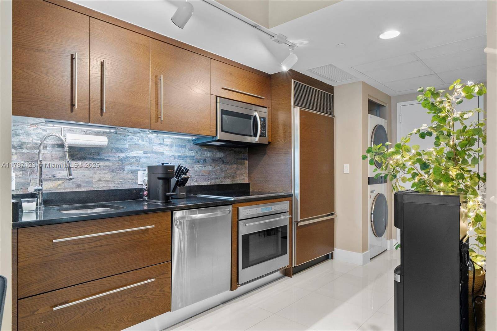 Miami, FL 33131,475 Brickell Ave #1810
