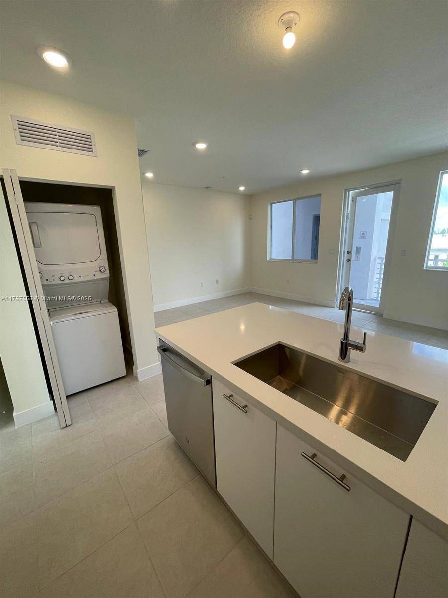 Doral, FL 33178,10250 NW 66 #302