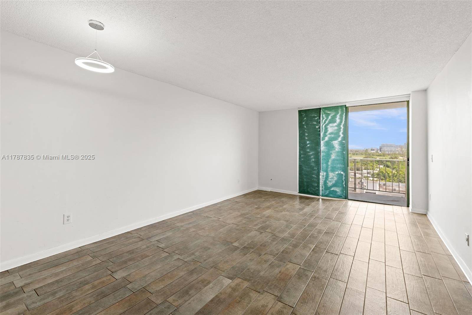 North Miami, FL 33181,2350 NE 135th St #812