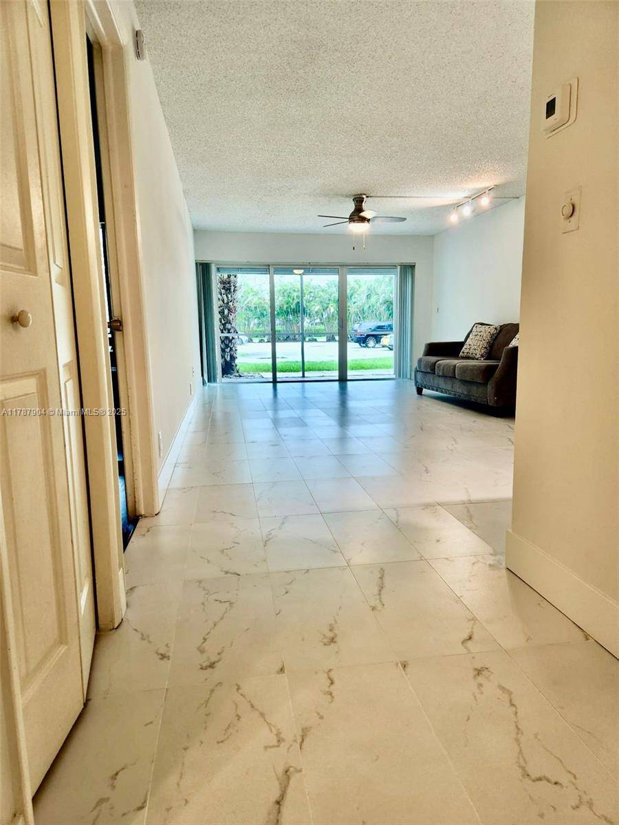 Weston, FL 33326,100 Lakeview Dr #102