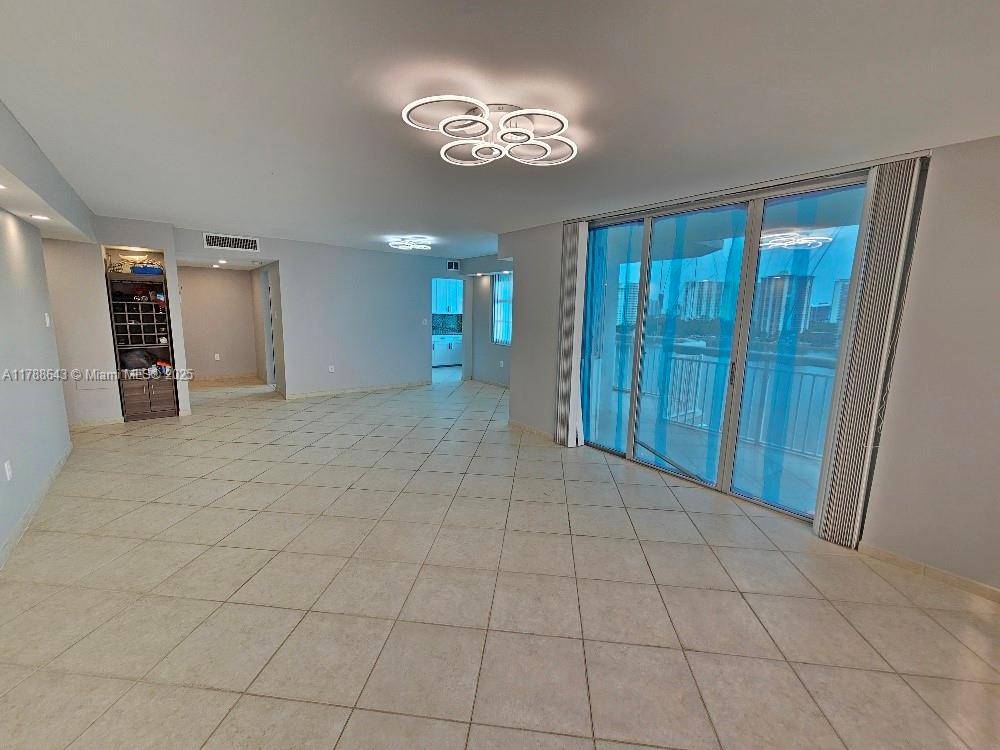 Aventura, FL 33160,18041 Biscayne Blvd #1005