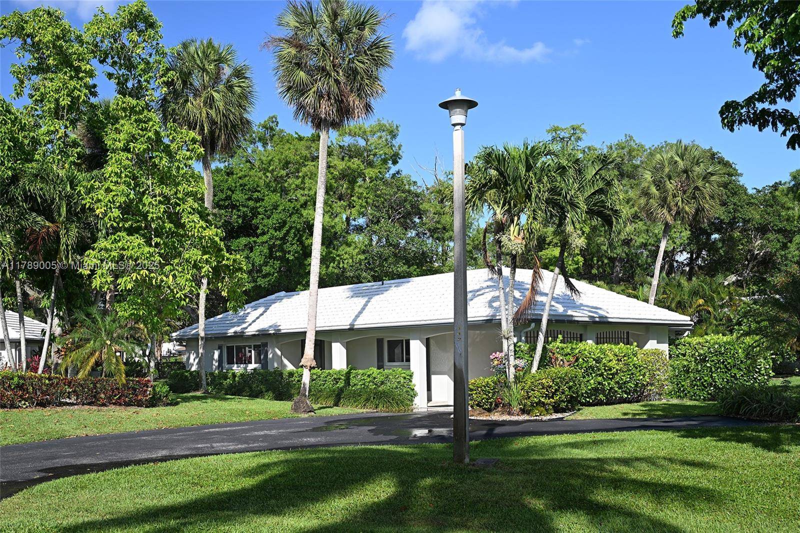 Pompano Beach, FL 33069,1130 W Cypress Dr #V-16