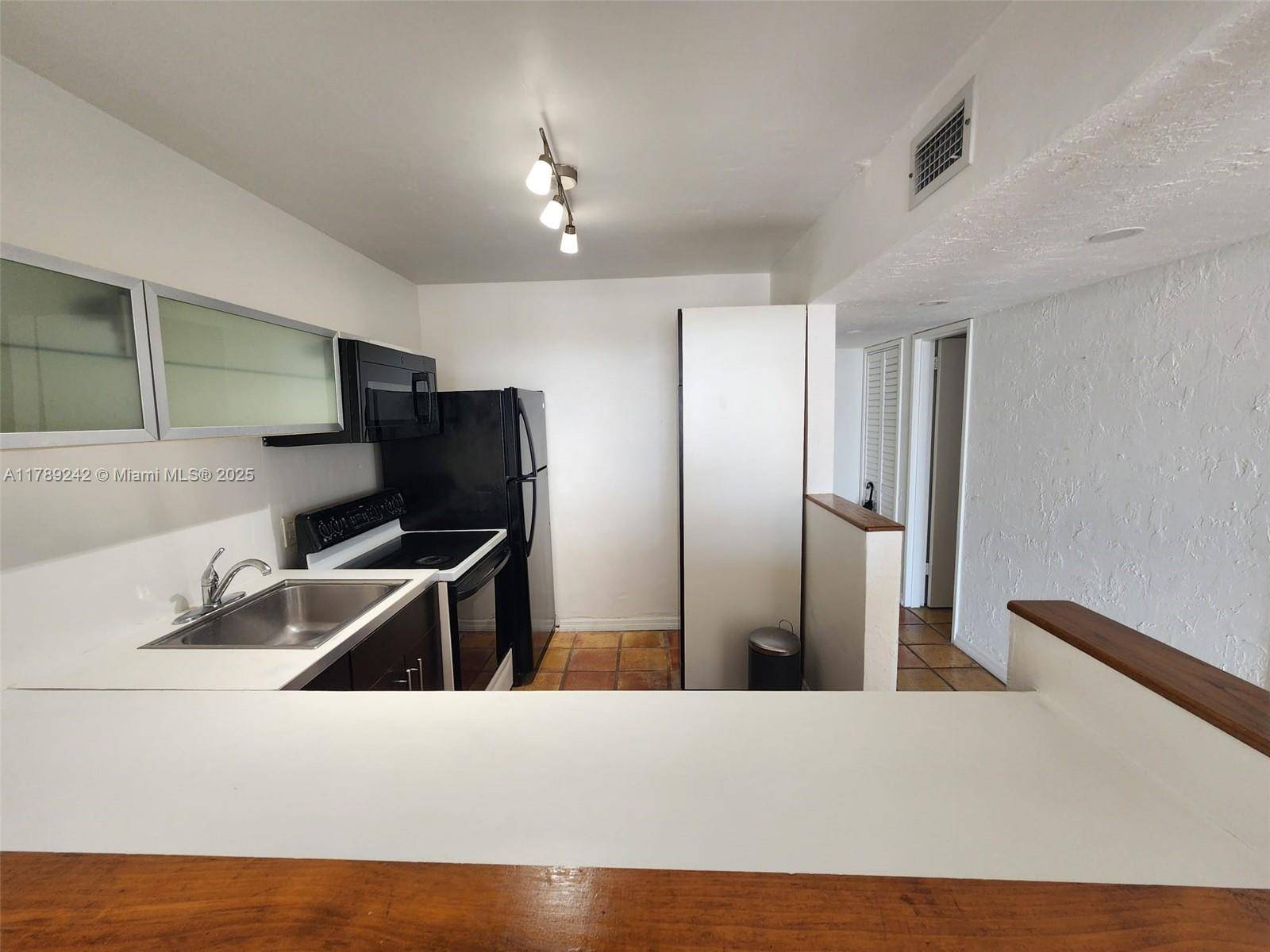Miami Beach, FL 33139,1228 West Ave #909
