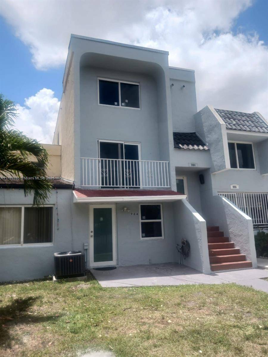 Hialeah, FL 33012,984 W 40th St #2