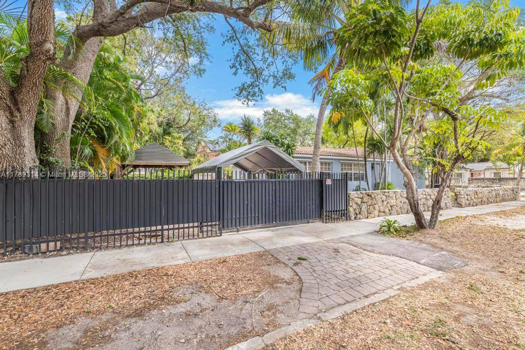 Coconut Grove, FL 33133,2301 Tequesta Ln