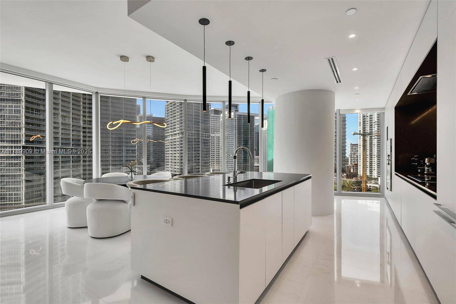 Miami, FL 33130,300 Biscayne Blvd Way #2007W