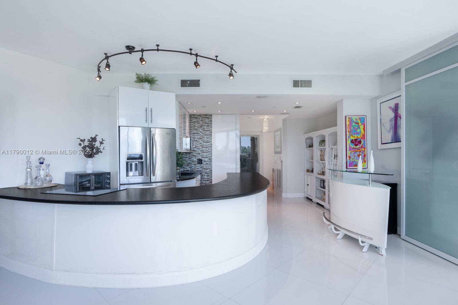 Miami Beach, FL 33139,300 S Pointe Dr #402