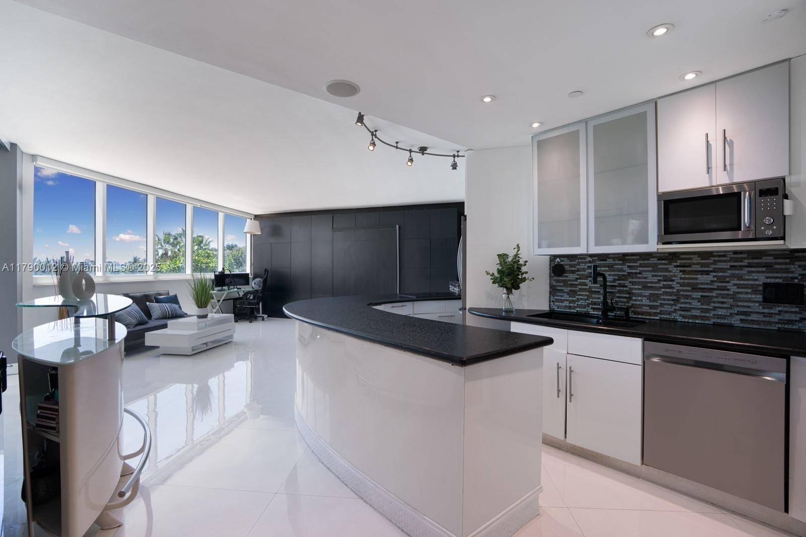 Miami Beach, FL 33139,300 S Pointe Dr #402