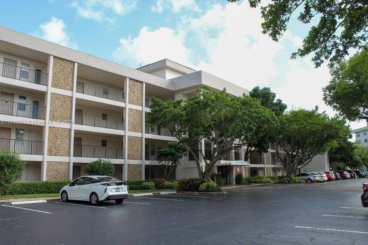 Pompano Beach, FL 33069,2900 N Palm Aire Dr #108