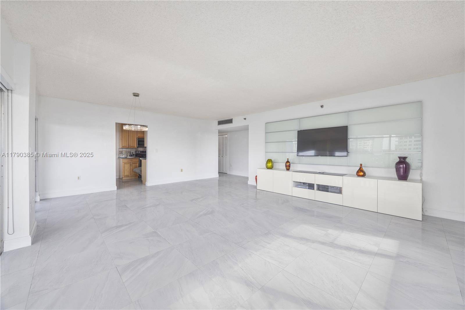 Hollywood, FL 33021,4001 Hillcrest Dr #601