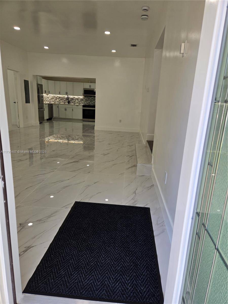 North Miami, FL 33161,987 NE 145th St