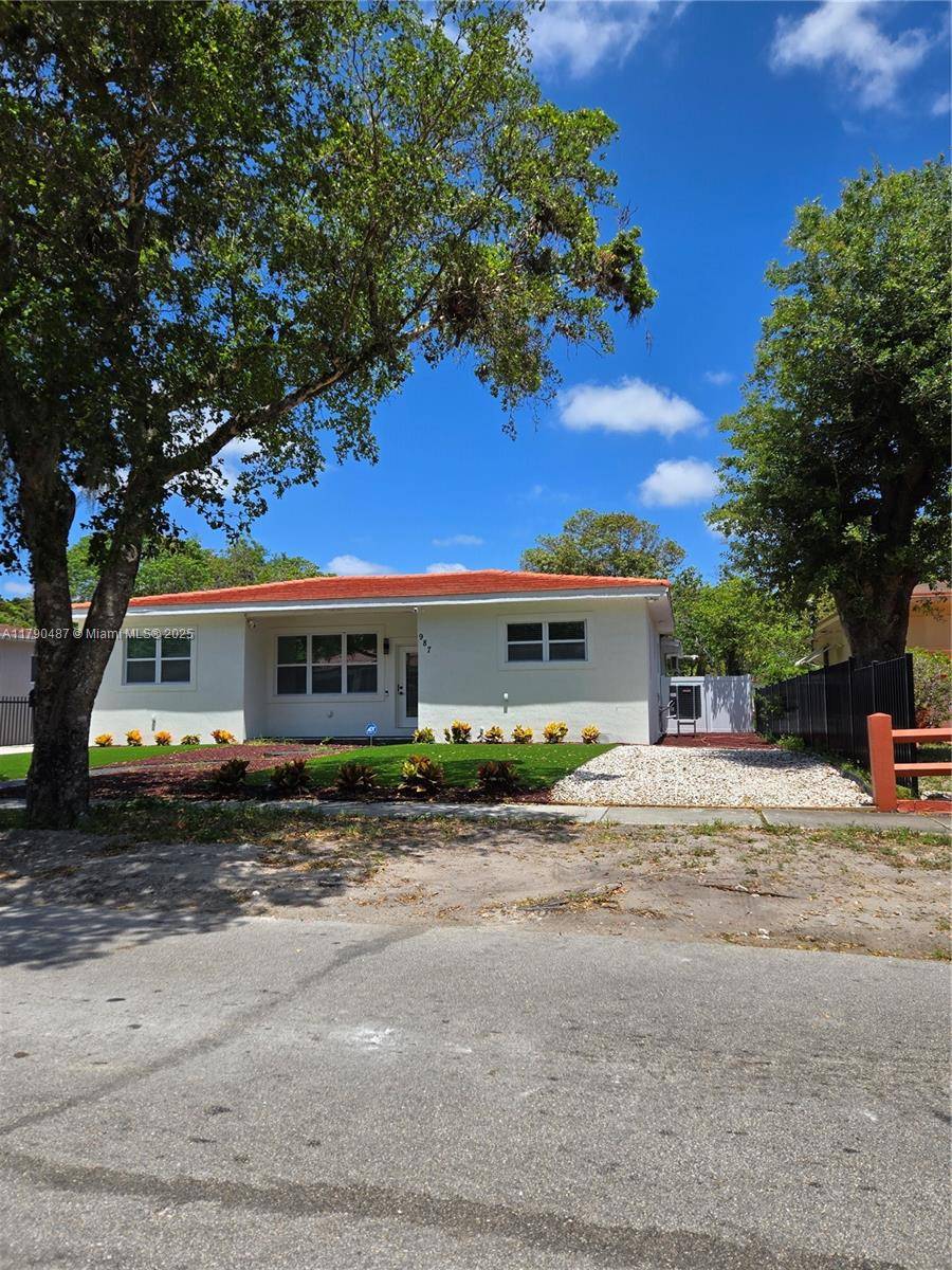 North Miami, FL 33161,987 NE 145th St