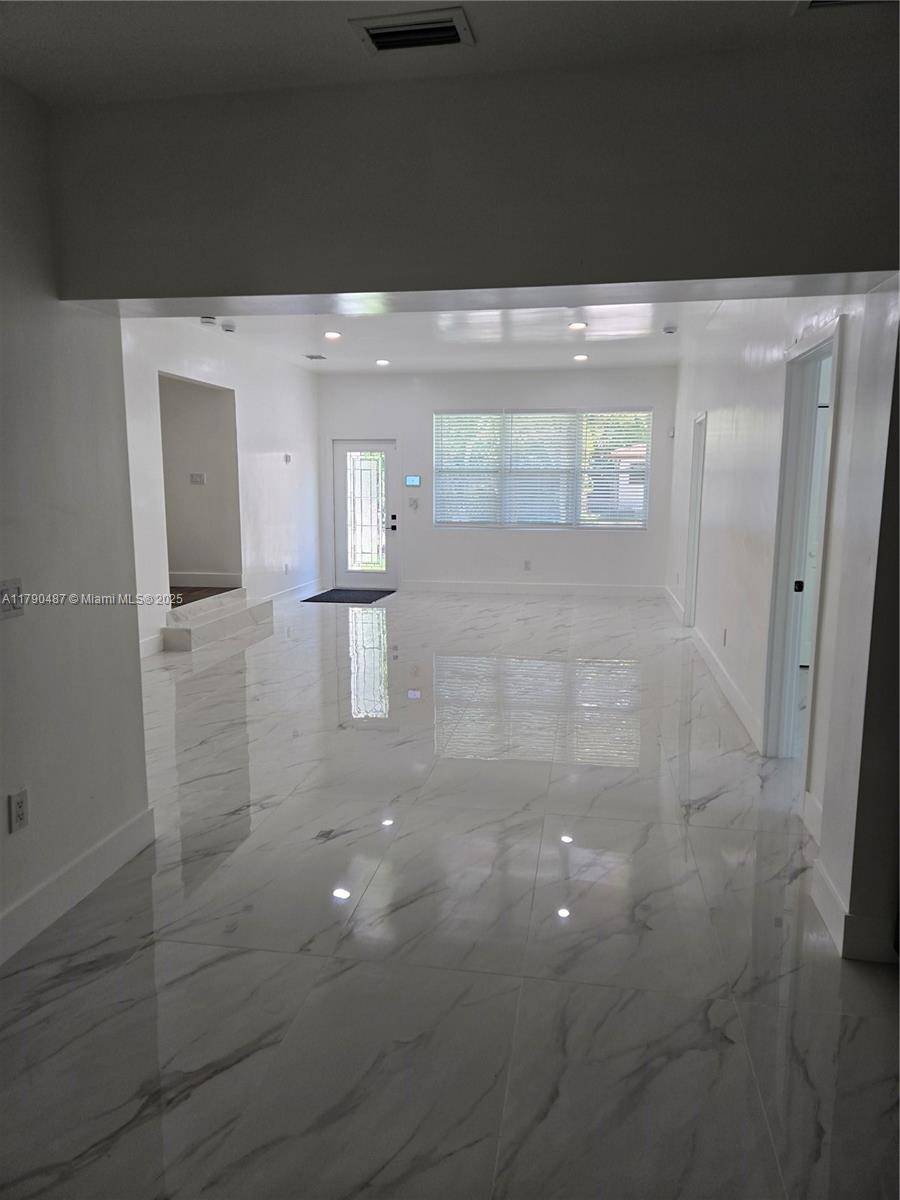 North Miami, FL 33161,987 NE 145th St