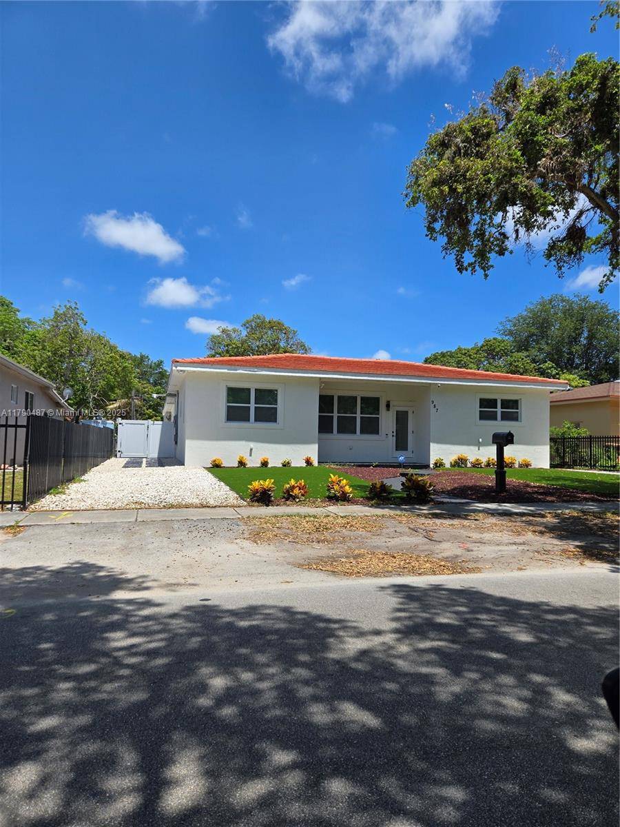North Miami, FL 33161,987 NE 145th St