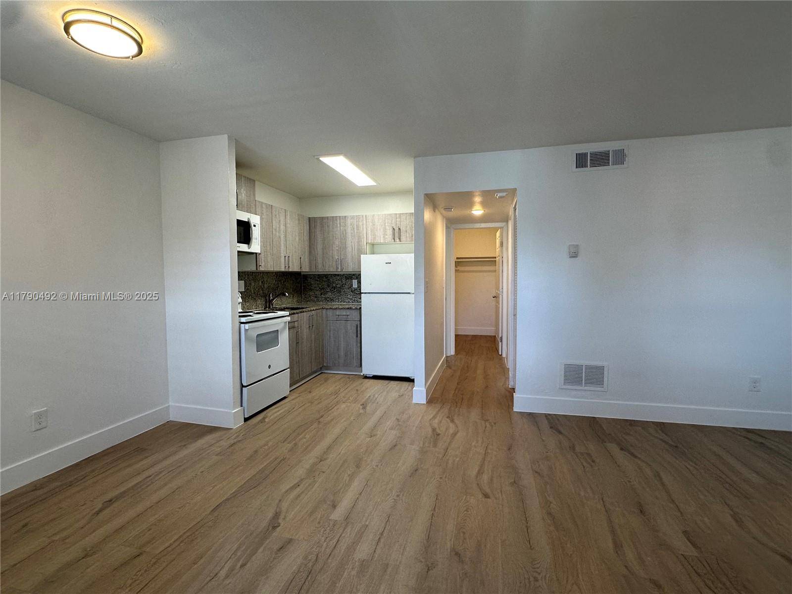 Hollywood, FL 33020,2910 Pierce St #206