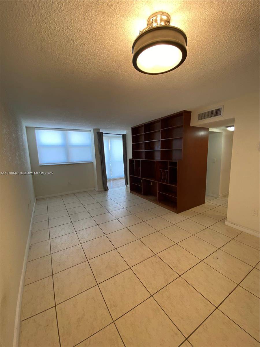 Miami, FL 33174,9411 SW 4th St #404