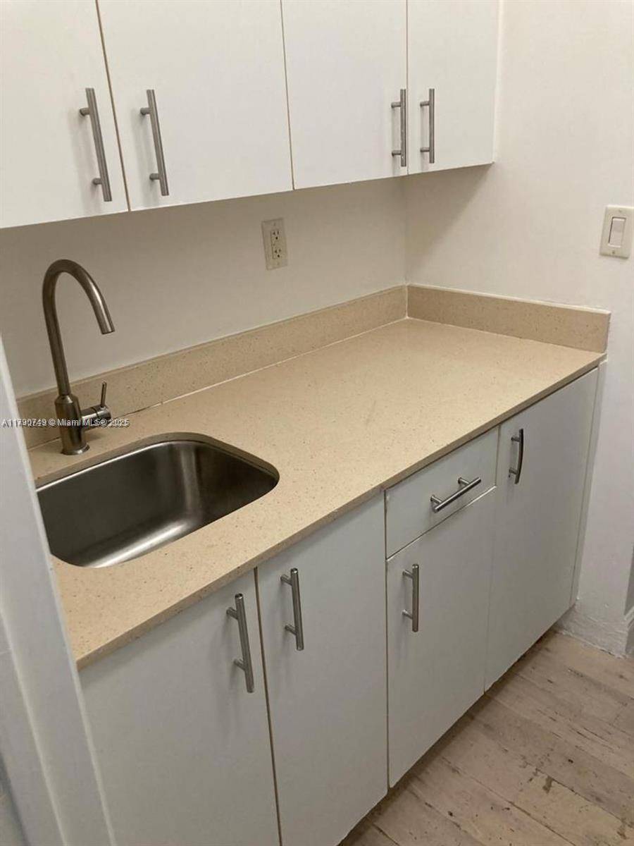 Miami Beach, FL 33139,911 Meridian Ave #204