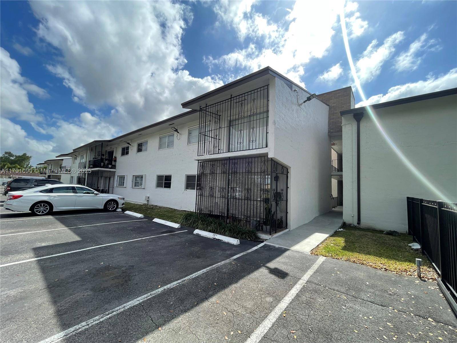 Miami, FL 33174,9520 SW 8th St #211