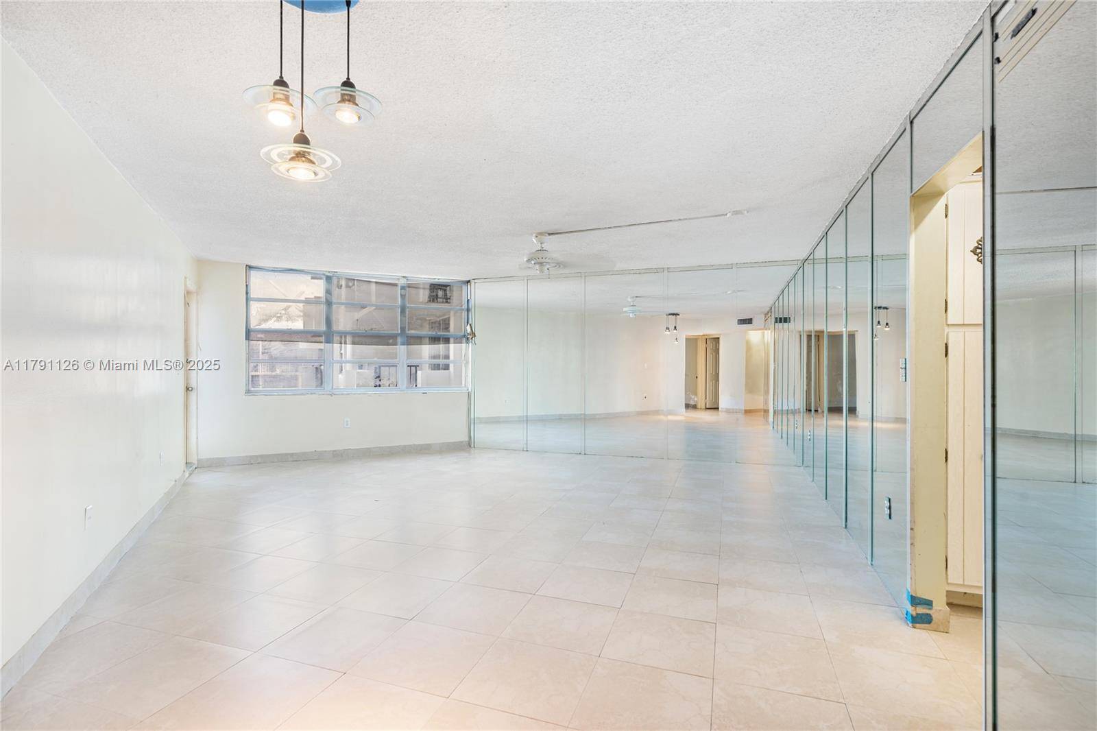 Aventura, FL 33160,2750 NE 183rd St #2012