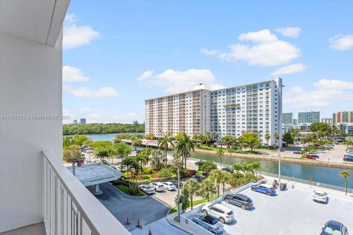Sunny Isles Beach, FL 33160,500 Bayview Dr #527