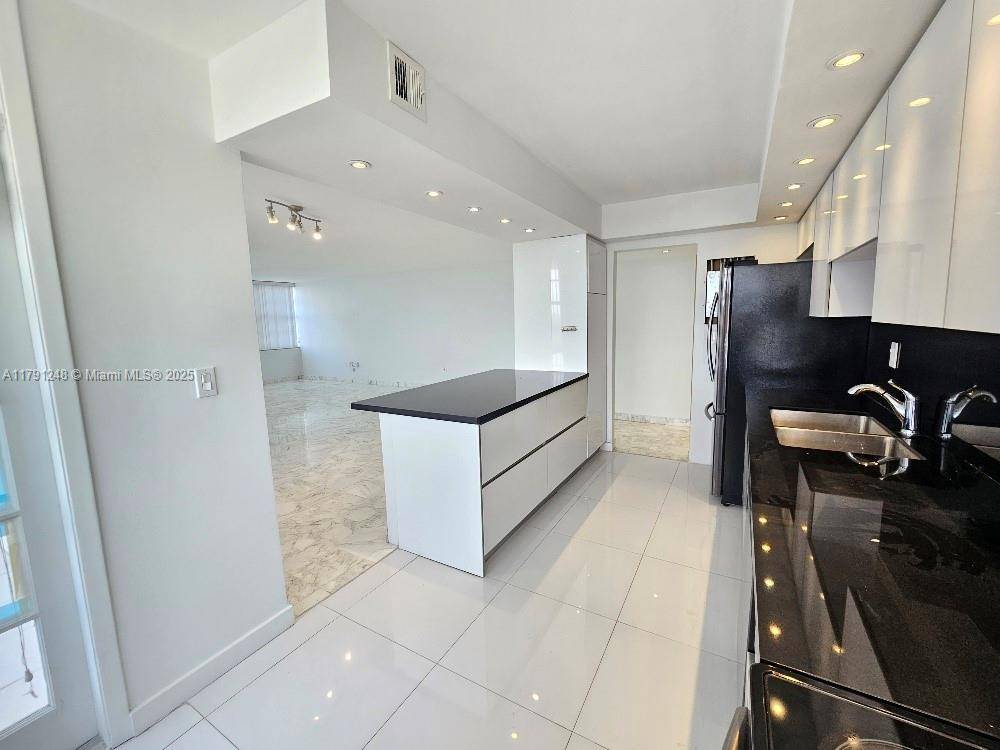 Aventura, FL 33160,18051 Biscayne Blvd #1704