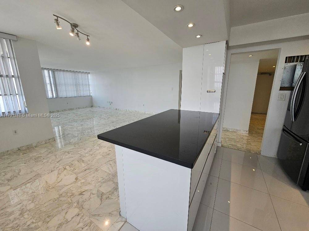Aventura, FL 33160,18051 Biscayne Blvd #1704