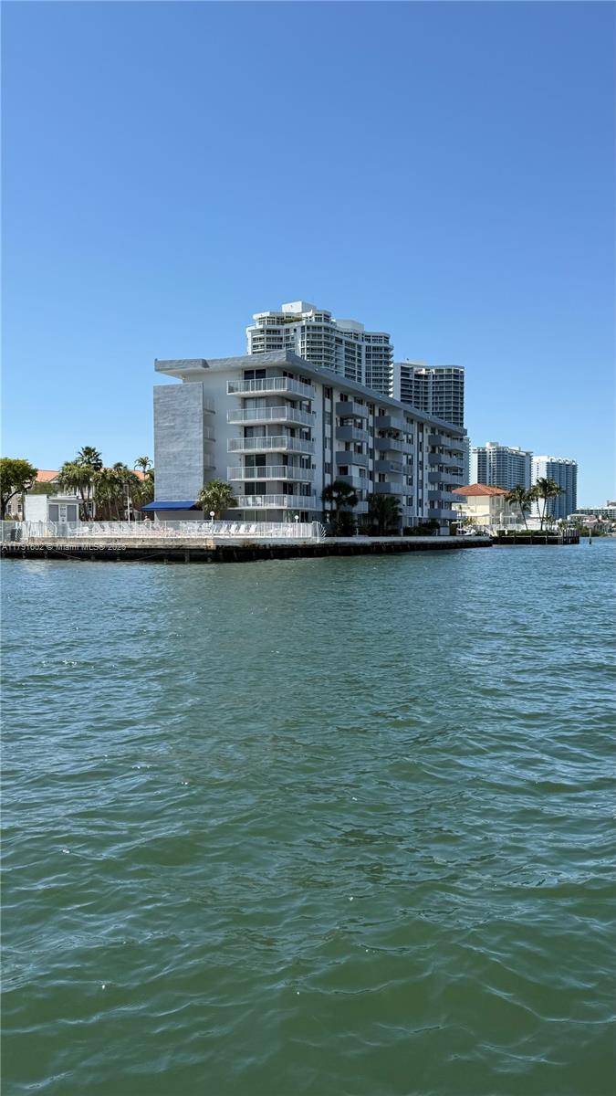North Miami Beach, FL 33160,4000 NE 170th St #108