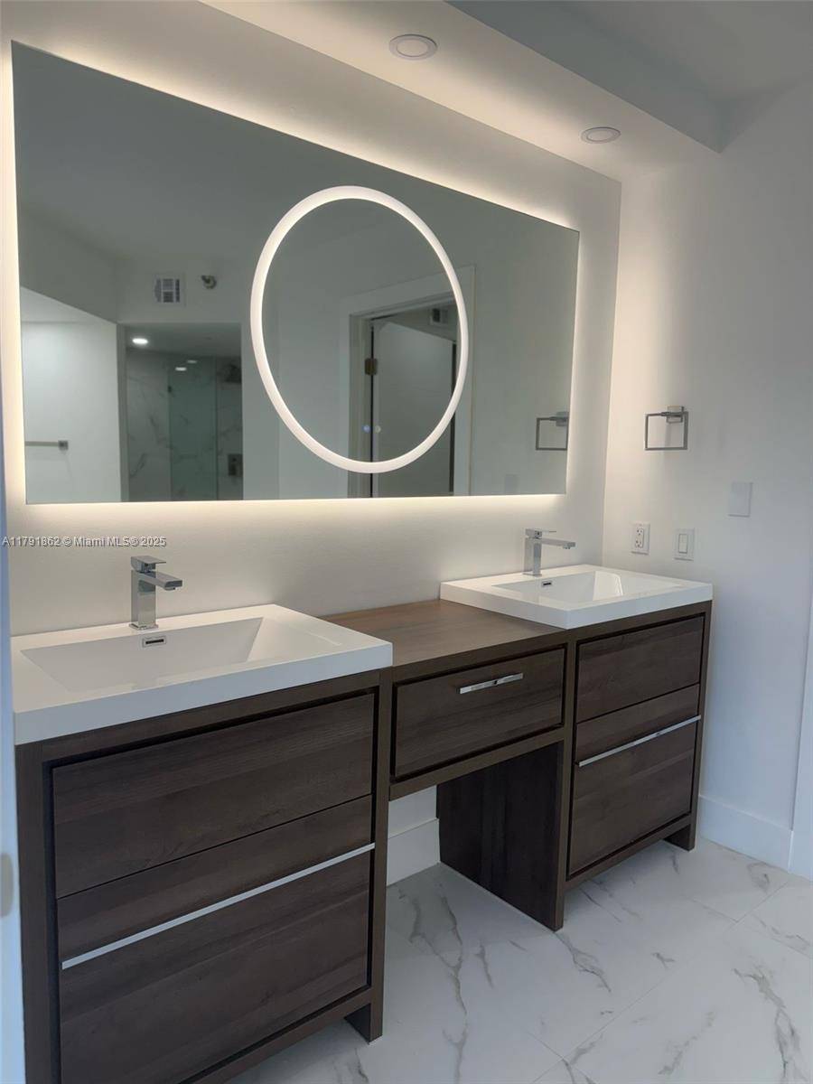 Aventura, FL 33180,19101 NE 36th Ct #206