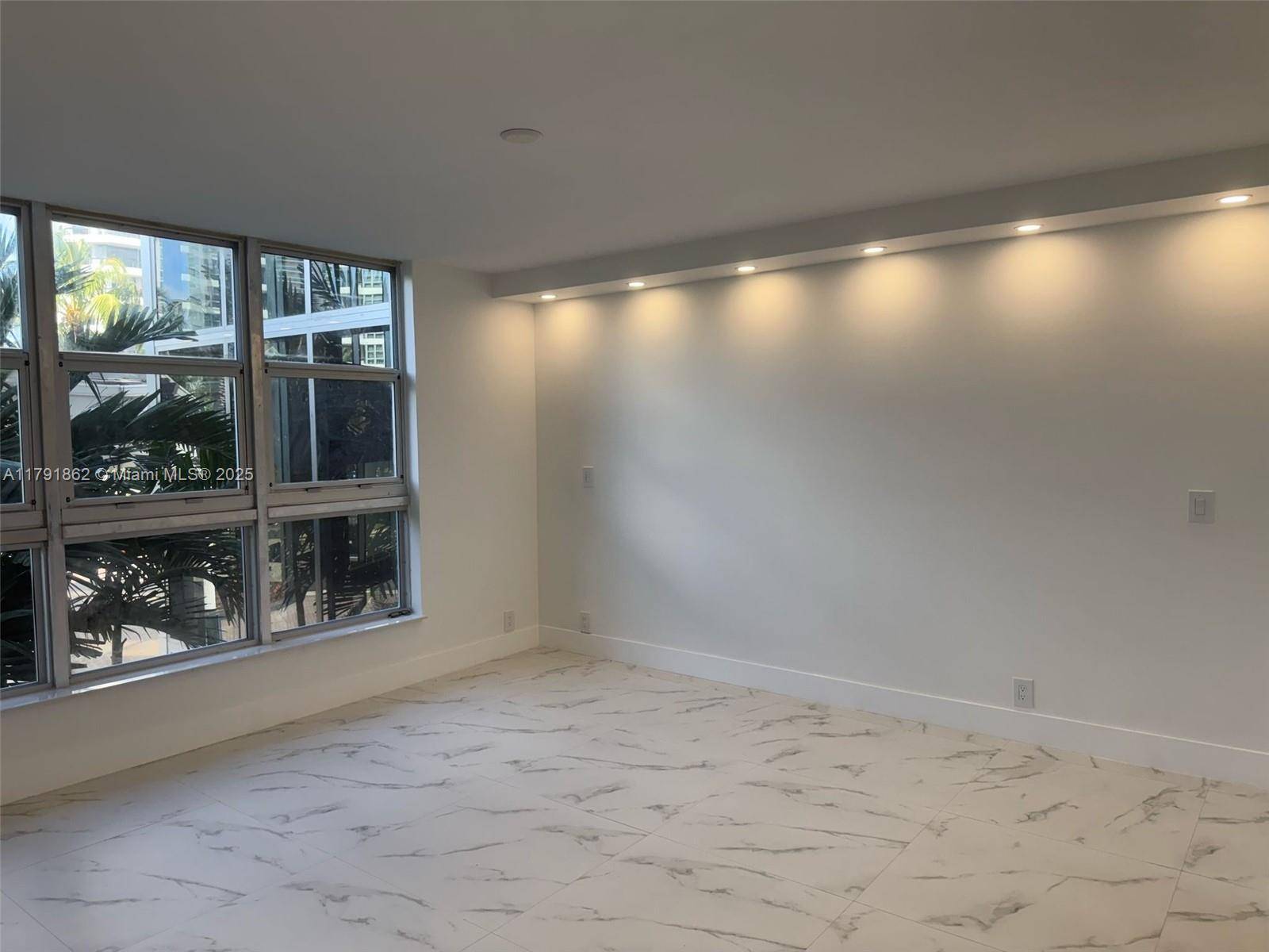 Aventura, FL 33180,19101 NE 36th Ct #206