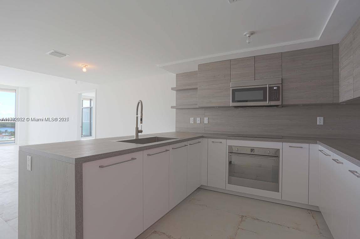 Sunny Isles Beach, FL 33160,400 Sunny Isles Blvd #806