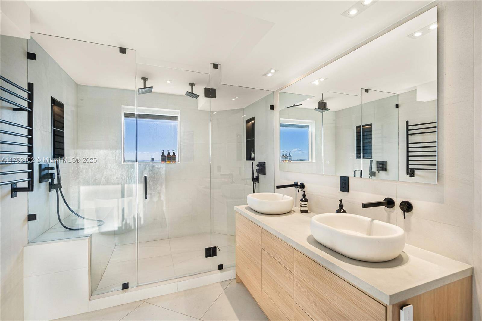 Sunny Isles Beach, FL 33160,16485 Collins Ave #2438