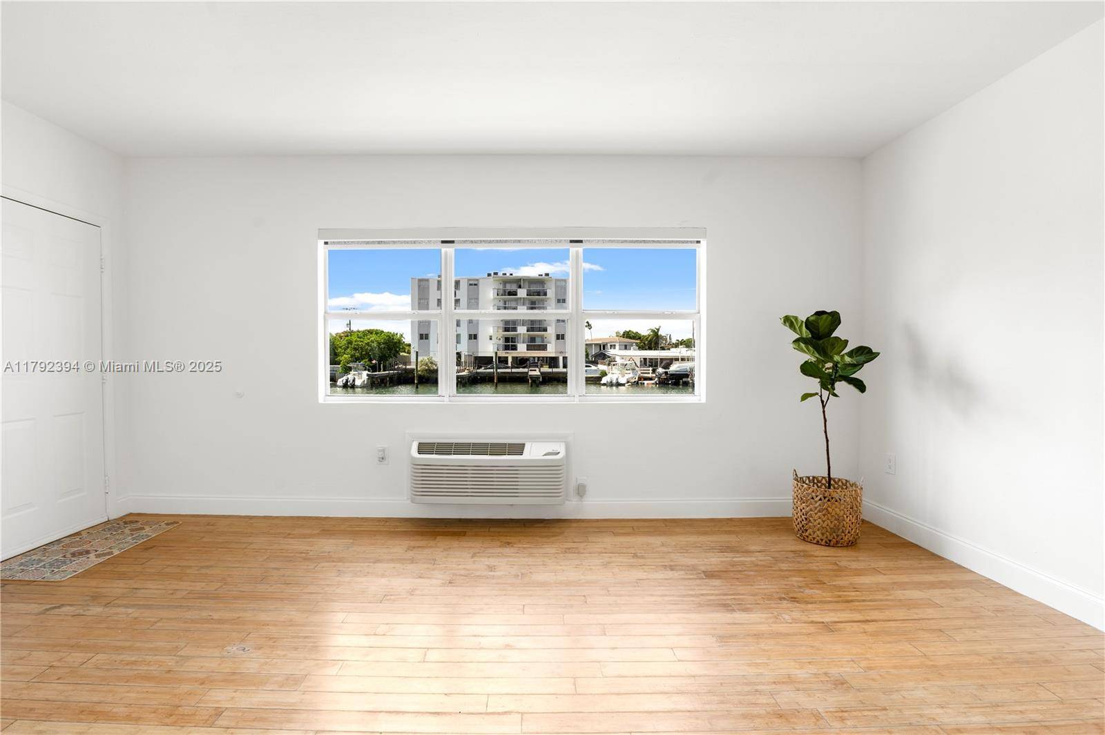 Miami Beach, FL 33141,8080 Tatum Waterway Dr #8