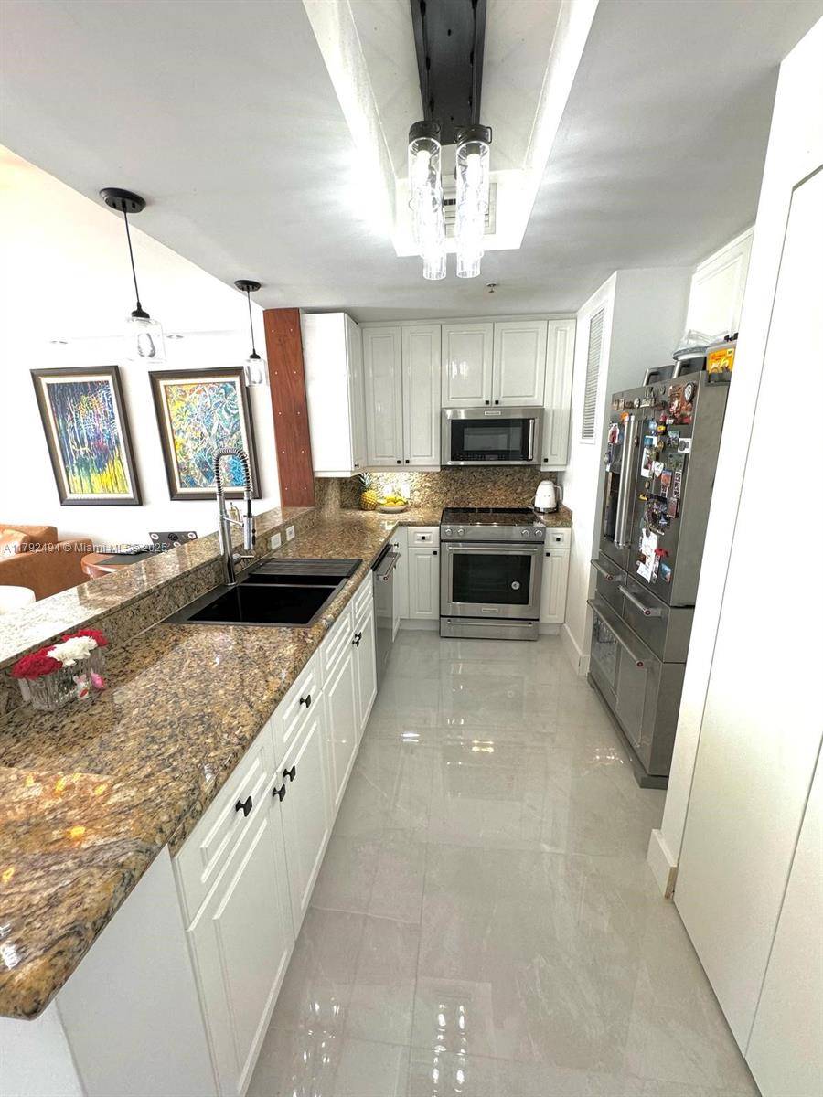 Miami, FL 33131,808 Brickell Key Dr #3007