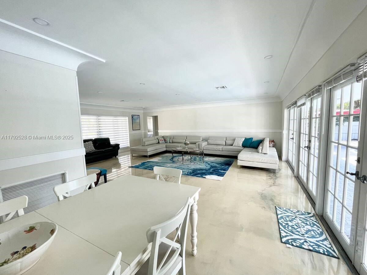 Hollywood, FL 33021,416 N Rainbow Dr