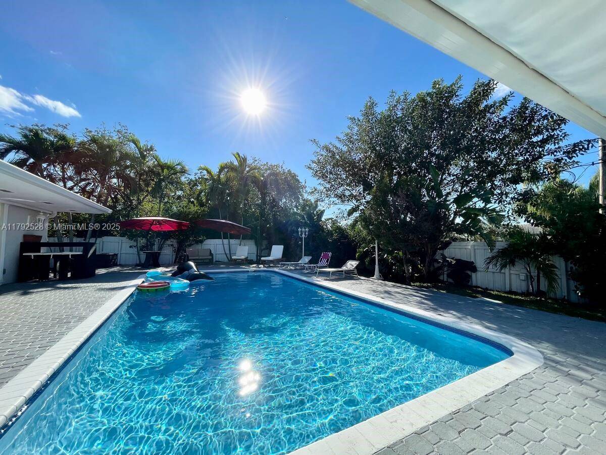 Hollywood, FL 33021,416 N Rainbow Dr