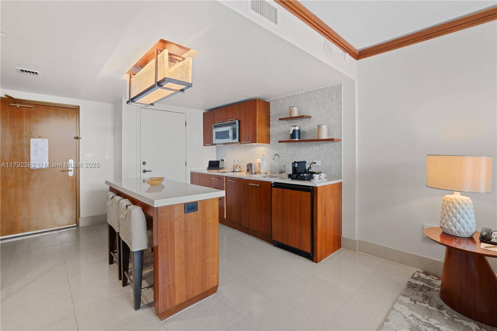 Miami Beach, FL 33141,6801 Collins Ave #517