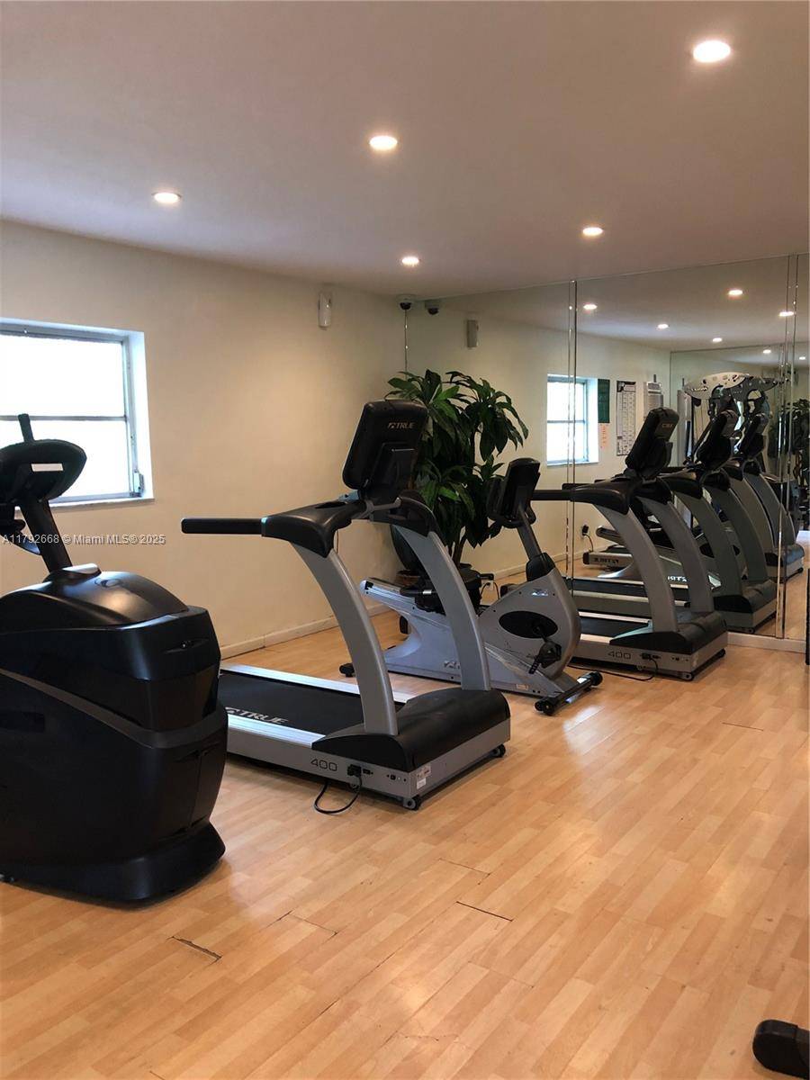 Oakland Park, FL 33334,5156 NE 6th Ave #205