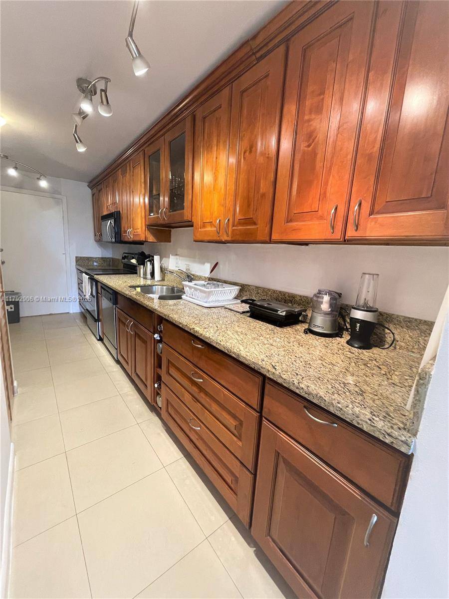 North Miami Beach, FL 33160,3660 NE 166th St #307