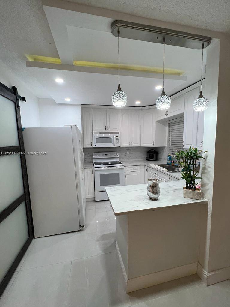 Pembroke Pines, FL 33024,7910 Taft St #211