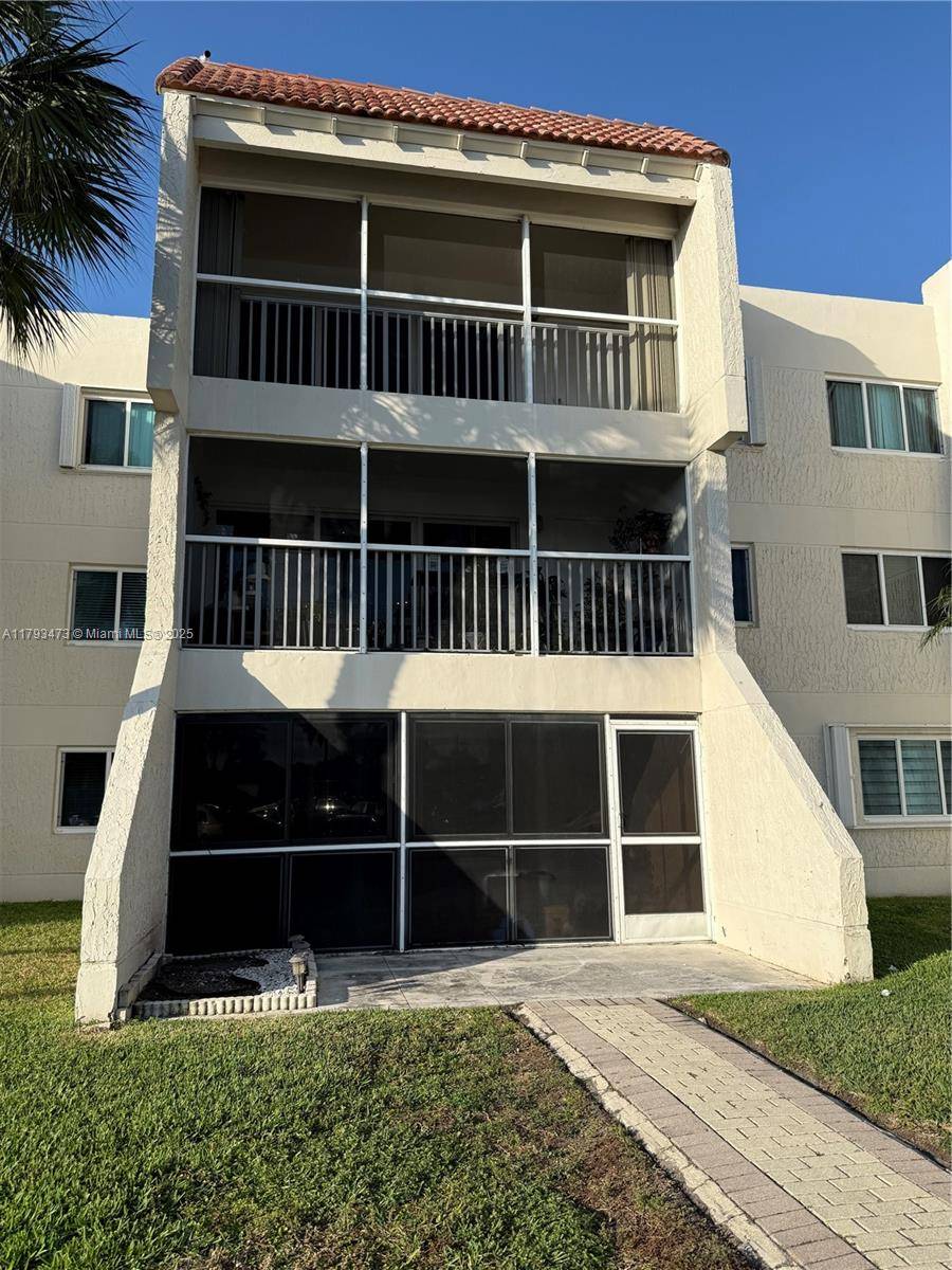 Weston, FL 33326,120 Lakeview Dr #114
