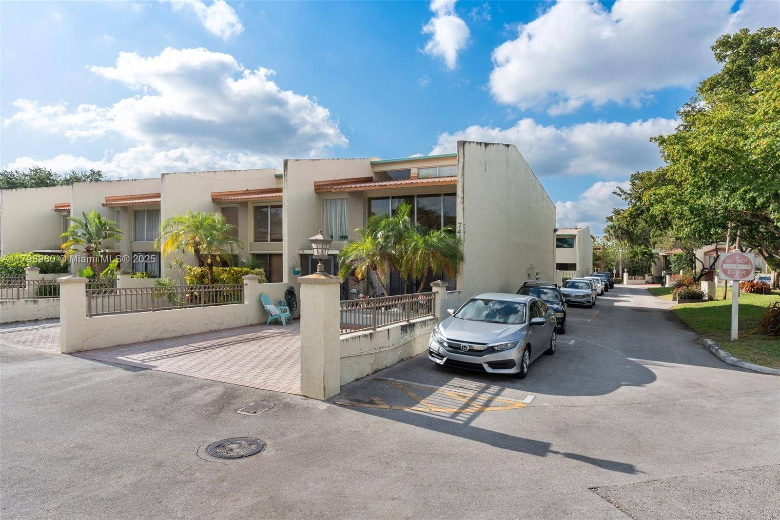 Plantation, FL 33324,741 E Coco Plum Cir #8