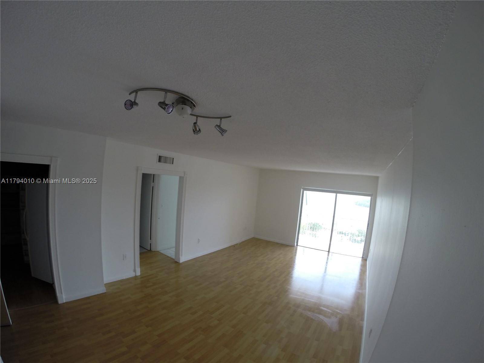Sunny Isles Beach, FL 33160,400 Kings Point Dr #905
