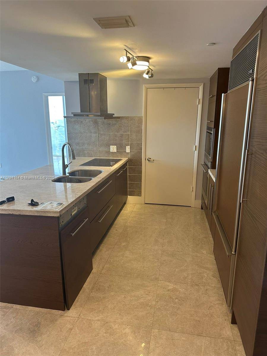 Miami, FL 33131,495 Brickell Ave #5211