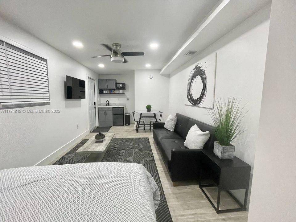 Oakland Park, FL 33334,170 NE 60th St #EFFICENCY
