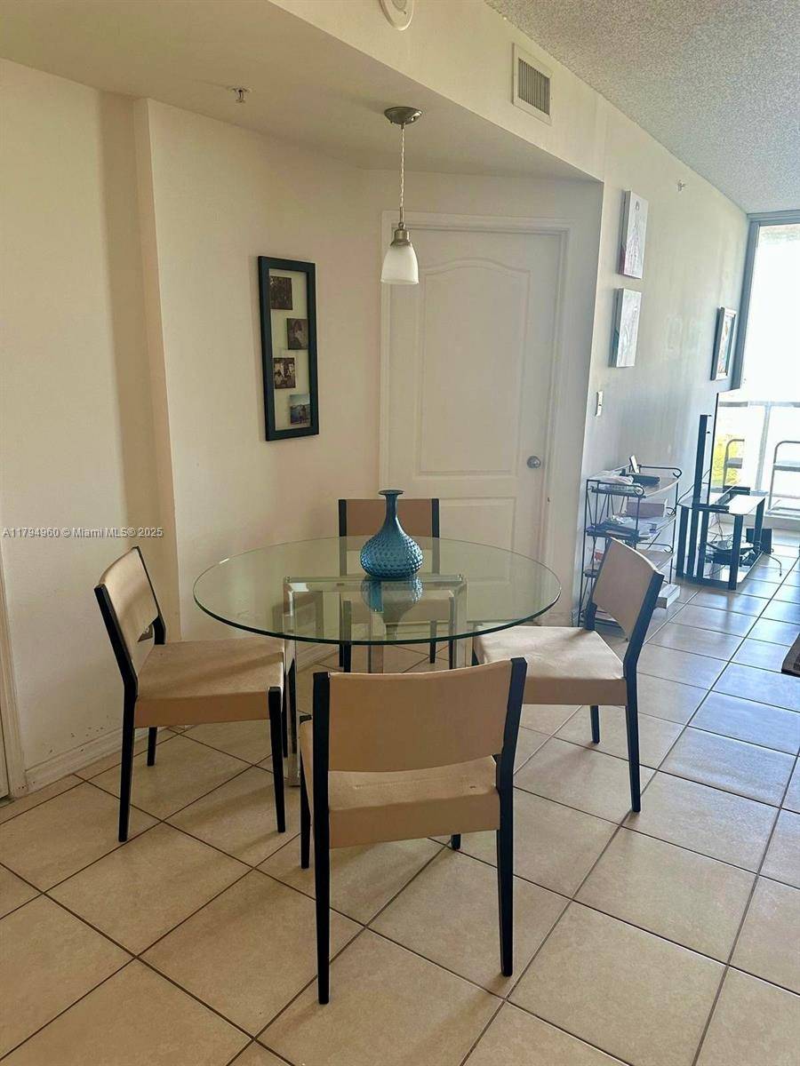 Miami, FL 33126,5077 NW 7th St #1005