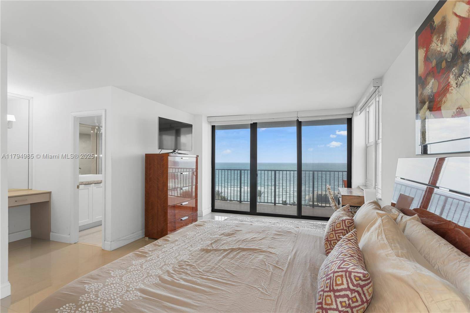 Hollywood, FL 33019,2101 S Ocean Dr #1001